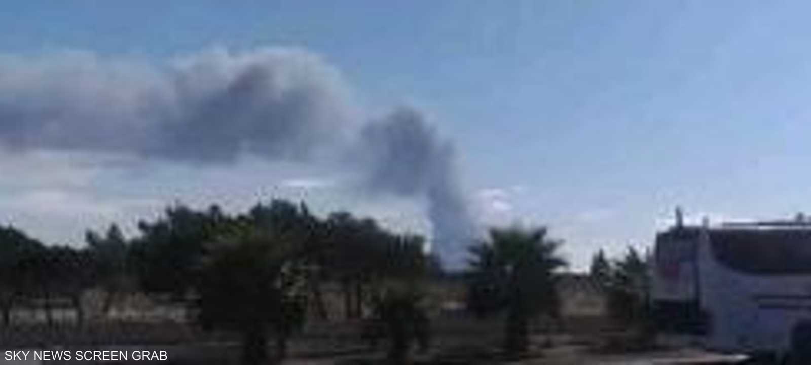 أدت الغارة إلى قطع الطريق الرئيسي بين دمشق وحمص