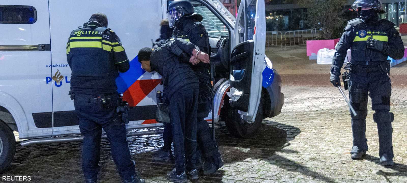 إلقاء القبض على خمسة أشخاص