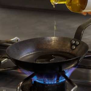 زيوت الطعام مادة أساسية في كل مطبخ