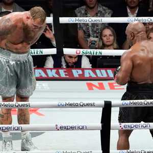 مع اقتراب النزال من لحظاته الأخيرة انحنى بول احتراما لتايسون