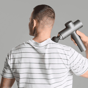 يتم استخدام مسدس التدليك لتخفيف تشنج العضلات