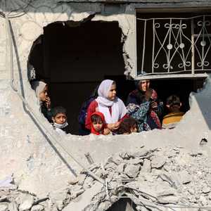 فلسطينيون يحدقون بالدمار الذي أعقب غارة إسرائيلية على جباليا