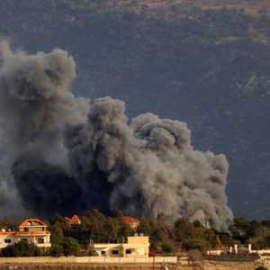 تصاعد الدخان من موقع غارة إسرائيلية استهدفت قرية الخيام