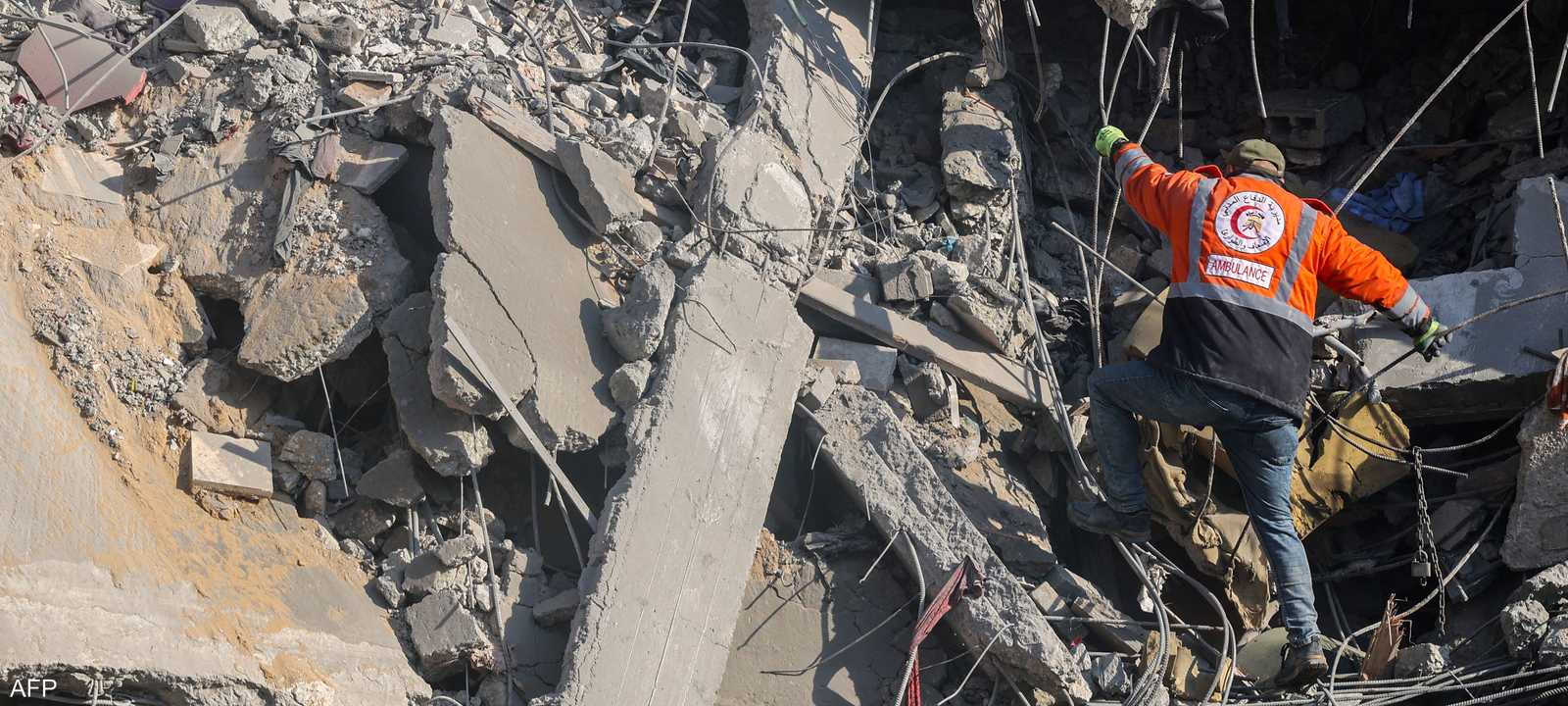 أحد عناصر الدفاع المدني يتفقد مبنى مدمرا في غزة