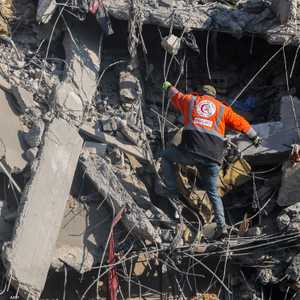 أحد عناصر الدفاع المدني يتفقد مبنى مدمرا في غزة