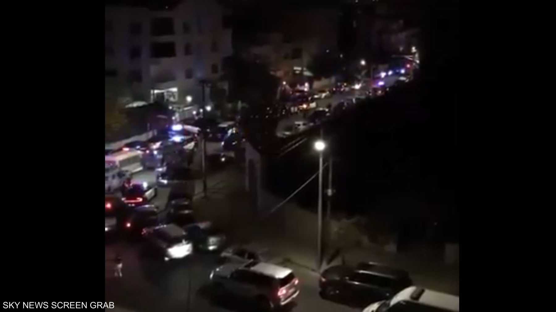 تجمع الشرطة قرب السفارة الإسرائيلية