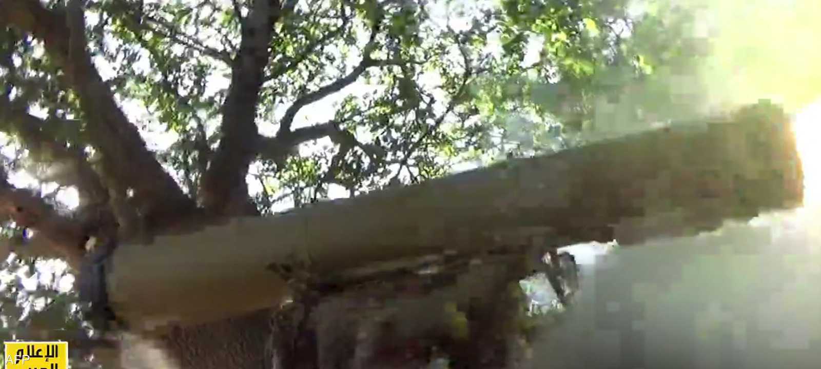 مقاتل من حزب الله يطلق صاروخا محمولا على الكتف