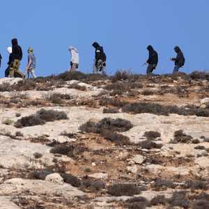 يعاني الفلسطينيون في الضفة من اعتداءات المستوطنين