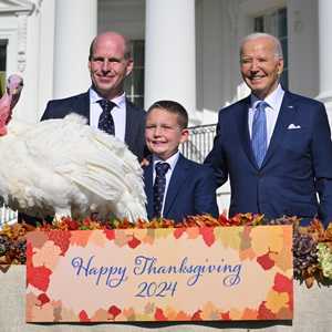 استمتع بايدن بالحفل القصير مع الديوك الرومية