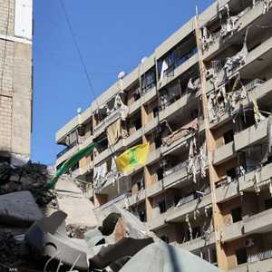 آثار الدمار في مبنى بالضاحية الجنوبية لبيروت معقل حزب الله