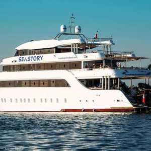 المركب السياحي "سي ستوري"