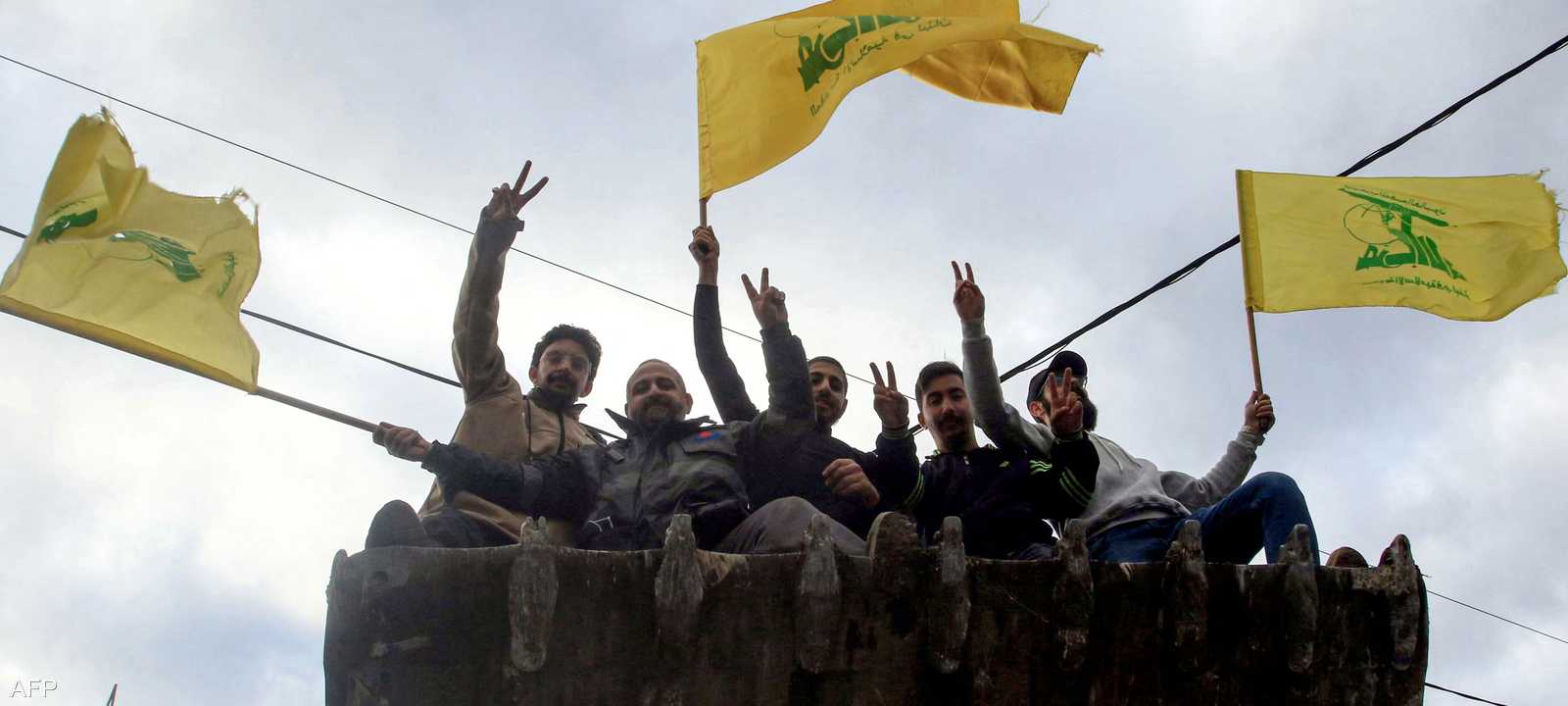 لبنانيون يلوحون بأعلام حزب الله لدعم عودتهم للنبطية