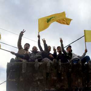 لبنانيون يلوحون بأعلام حزب الله لدعم عودتهم للنبطية