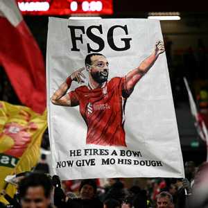 "هو يطلق السهم.. الآن امنحوا مو (صلاح) المال".