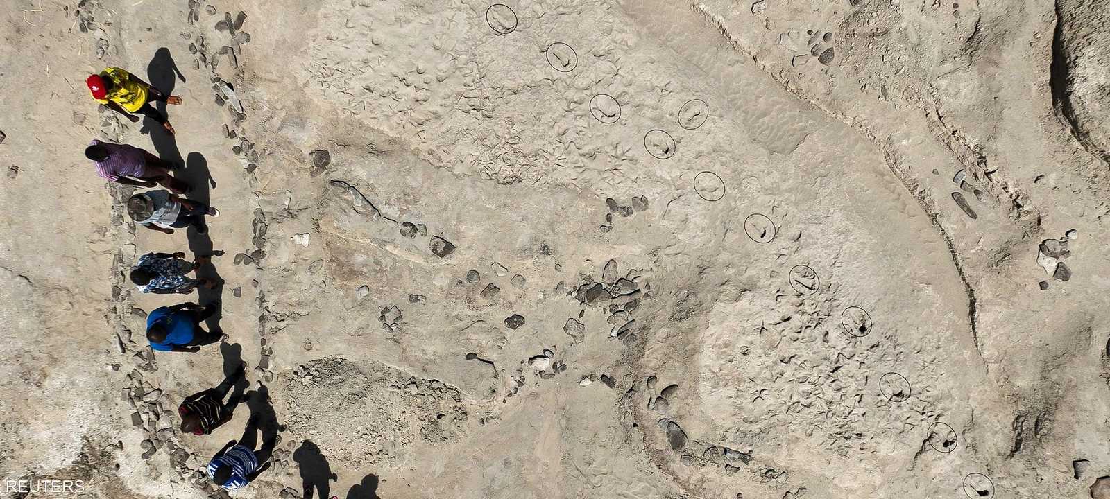 تداخلت آثار أقدام النوعين