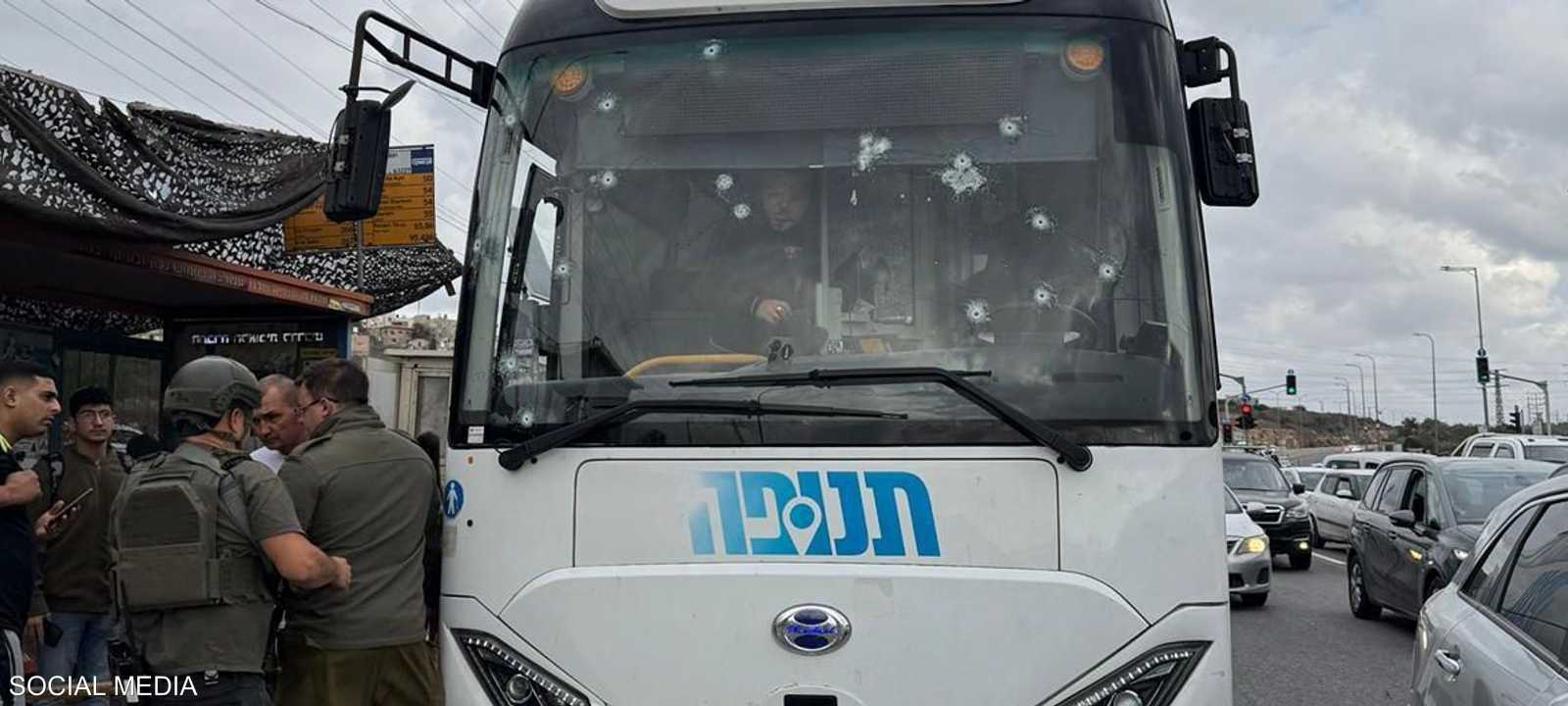 آثار إطلاق الرصاص على زجاج الحافلة