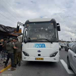 آثار إطلاق الرصاص على زجاج الحافلة