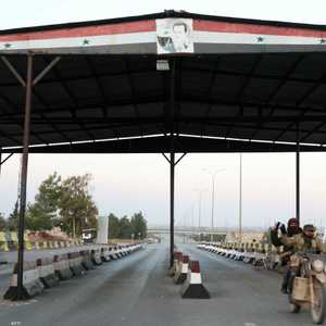 مقاتلون من فصائل معارضة عن الطريق الواصل بين حلب ودمشق