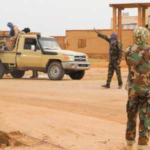 الحصار المستمر يفرضه متشددون في مالي