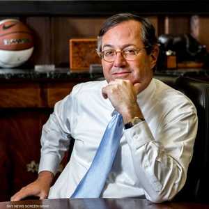 الملياردير المصرفي وارن ستيفنز