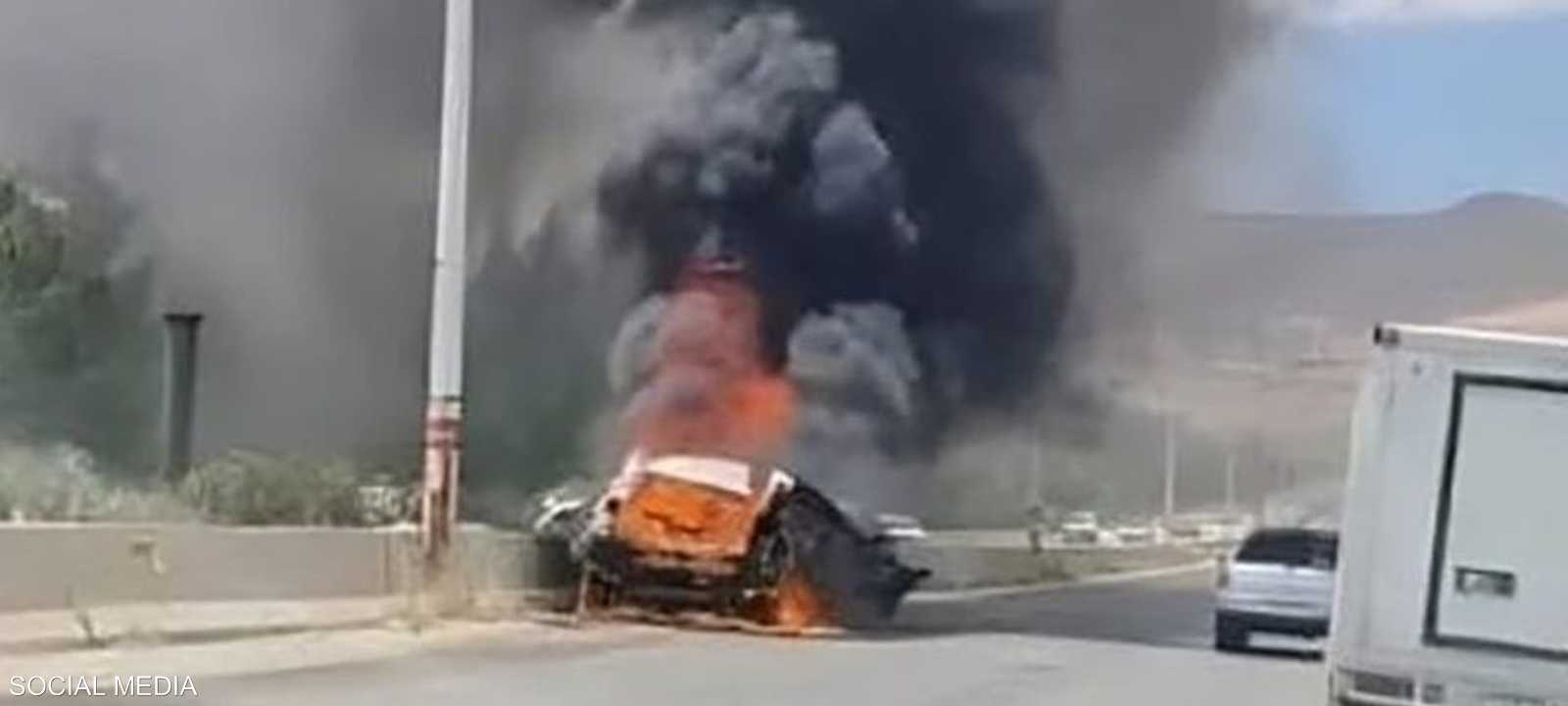 من آثار الهجوم الذي استهدف سيارة جمعة