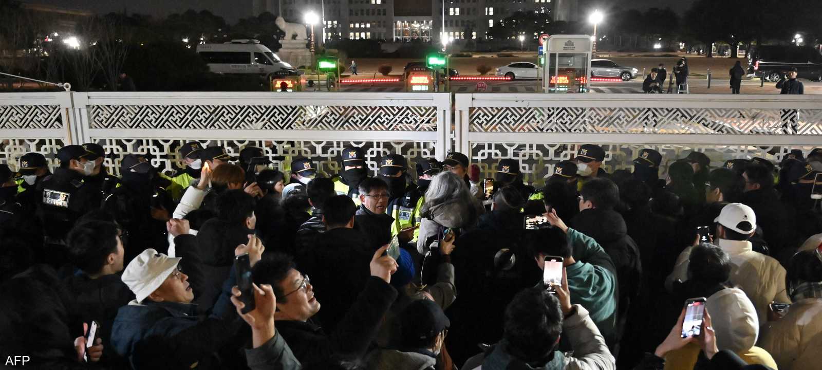 متظاهرون أمام البوابة الرئيسية للجمعية الوطنية في سيول.