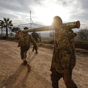 عنصران من الفصائل المسلحة في غرب سوريا