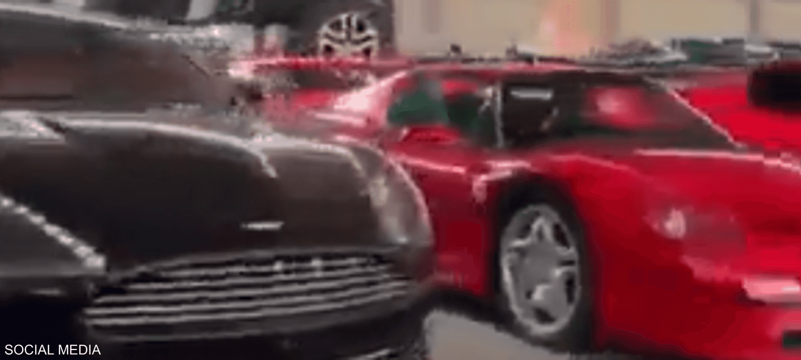 السيارات بعضها رياضية وأخرى فارهة