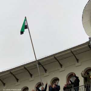 رفع العلم الجديد فوق سفارة سوريا في موسكو