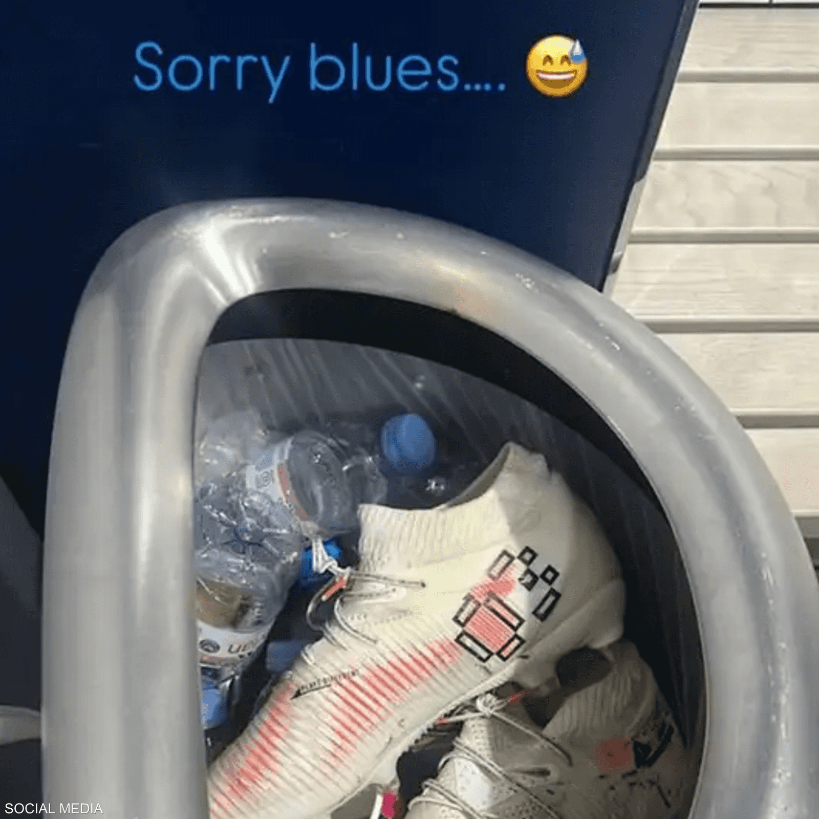 كوكوريّا يرمي حذاءه في سلة المهملات