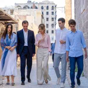 الأسد وعائلته