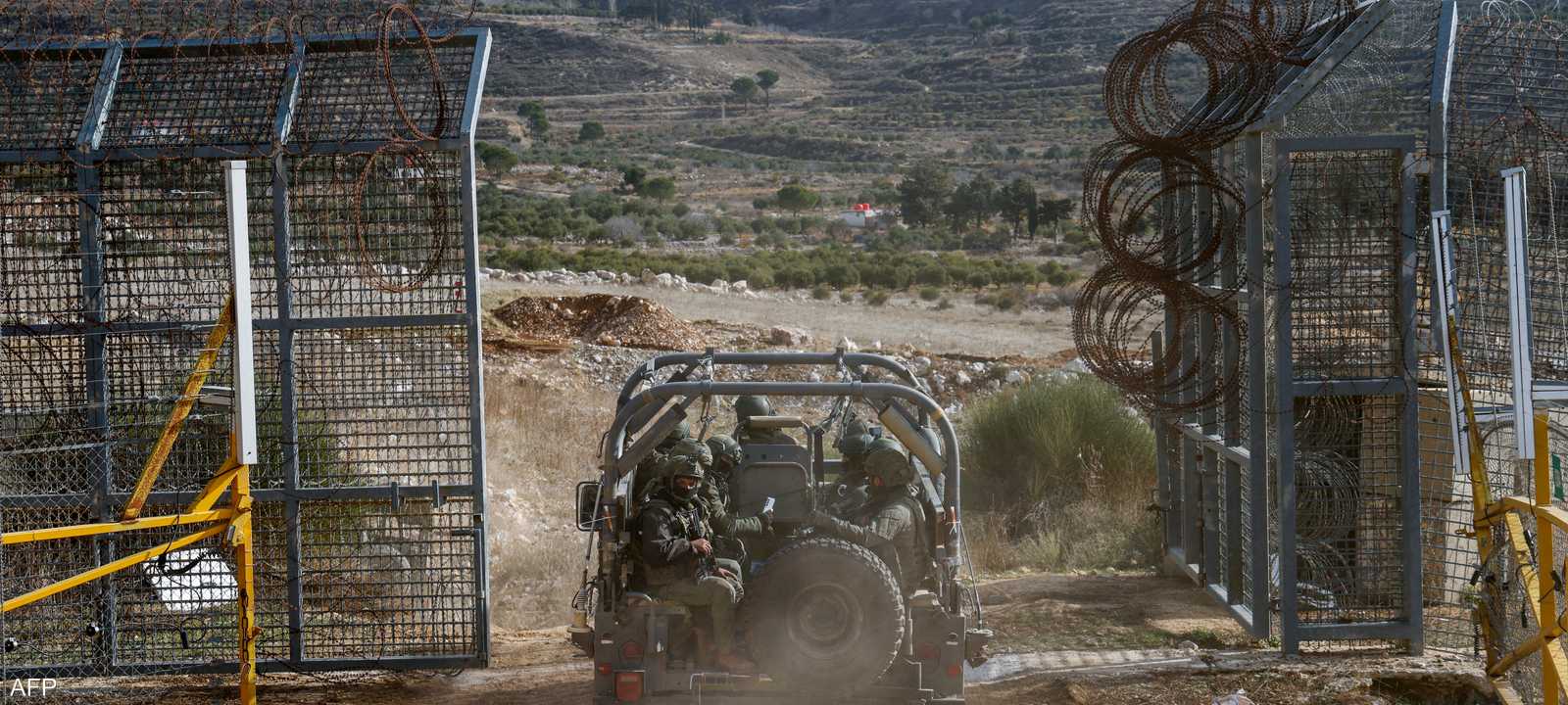 مركبات عسكرية إسرائيلية تعبر السياج إلى المنطقة العازلة