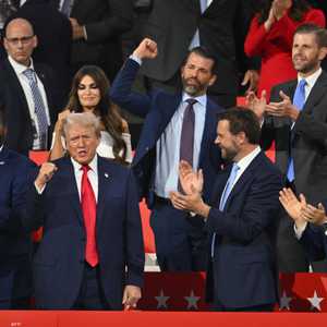 كيمبرلي غيلفويل (خلف ترامب)