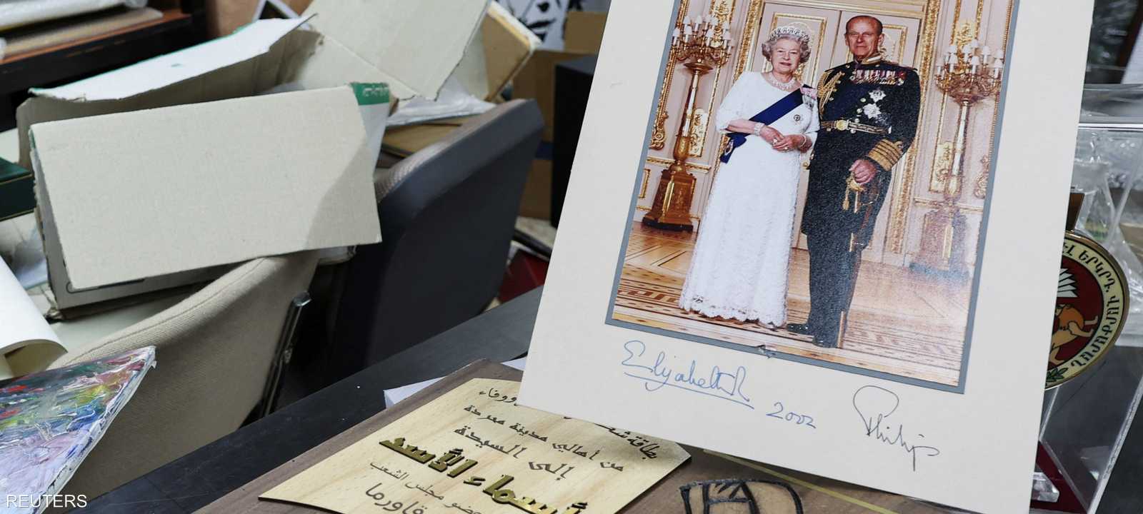 صورة موقع من الملكة إيزابيث الثانية داخل قصر الشعب