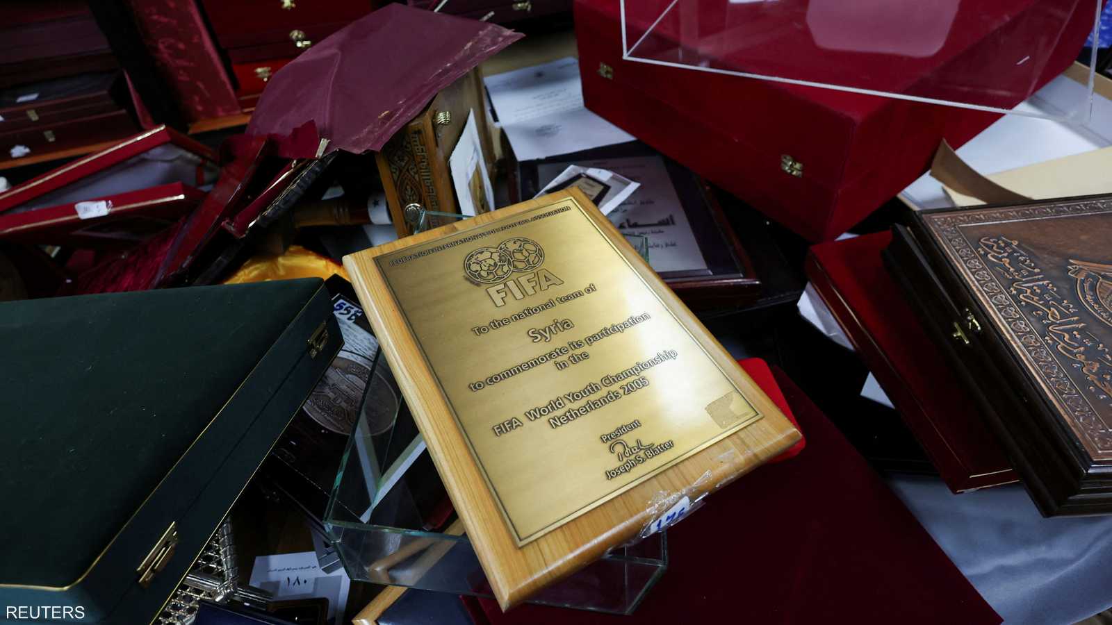 لوحة ذهبية من الفيفا أهديت لسوريا