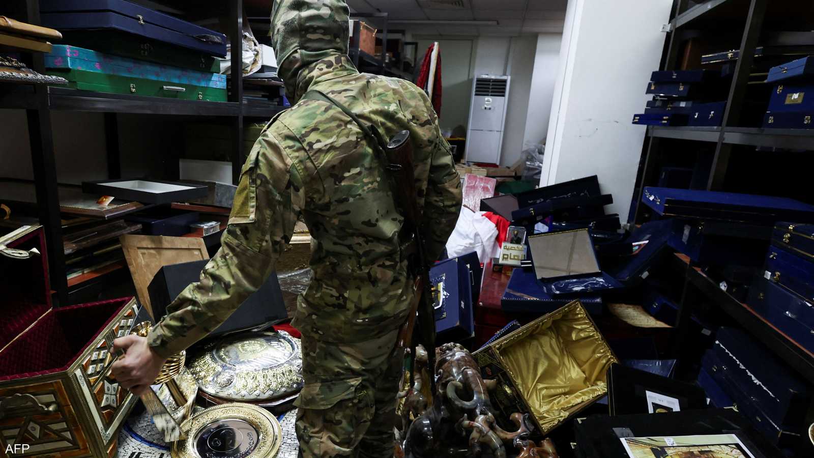 أحد العناصر المسلحة داخل "غرفة الكنز"