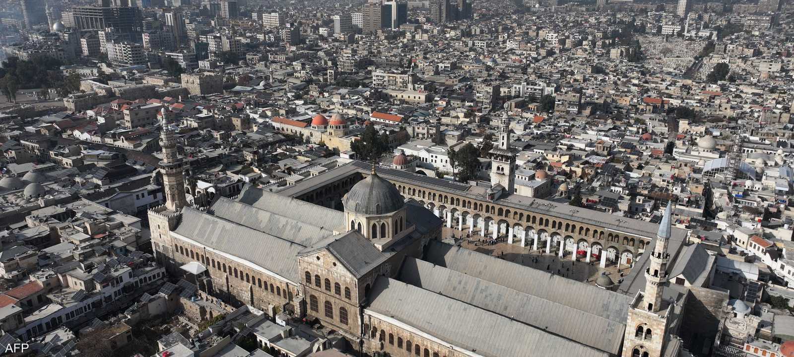 منظر جوي يظهر المسجد الأموي في المدينة القديمة بدمشق