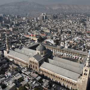 منظر جوي يظهر المسجد الأموي في المدينة القديمة بدمشق