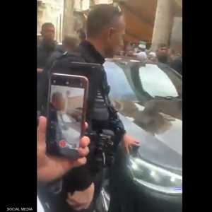 احتشد عدد كبير من الناس لمشاهدة سيارة الجولاني