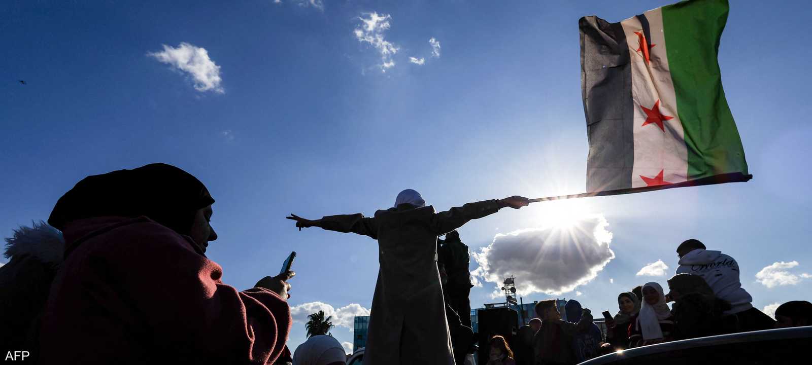 سيدة سورية تحتفل بسقوط نظام الأسد