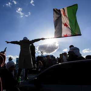 سيدة سورية تحتفل بسقوط نظام الأسد