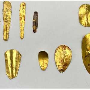 تم العثور على مومياوات بألسنة وأظافر ذهبية