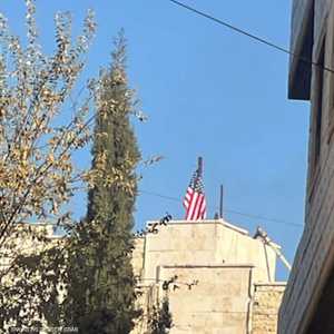 رفع العلم الأميركي فوق مبنى المجلس التنفيذي في كوباني