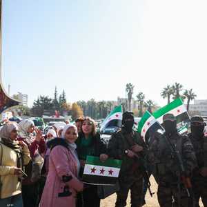 السوريون حاملين العلم الجديد