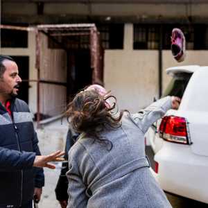 لحظة إلقاء الحذاء على سيارة مبعوث الأمم المتحدة