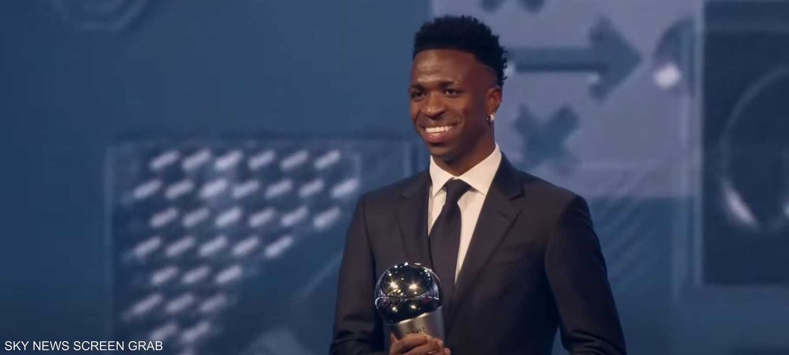 فينيسيوس حاملا جائزة ذا بيست