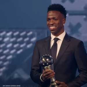 فينيسيوس حاملا جائزة ذا بيست