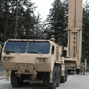 جنود أميركيون يشغلون نظام أسلحة فرط صوتية بعيدة المدى