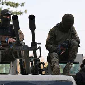 عناصر من التنظيمات المسلحة على طريق في دمشق