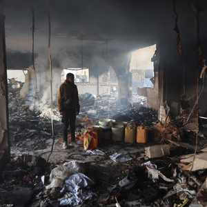 فلسطيني يتفقد الأضرار في موقع غارة جوية إسرائيلية